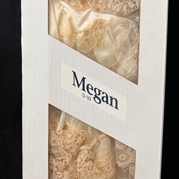 THE HERITAGE MINT LTD COLLECTION Megan 16" Porcelain Doll - Picture 4 of 10